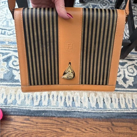 Beautiful Authentic Vintage Fendi Penguin Stripe Crossbody - Picture 4 of 16